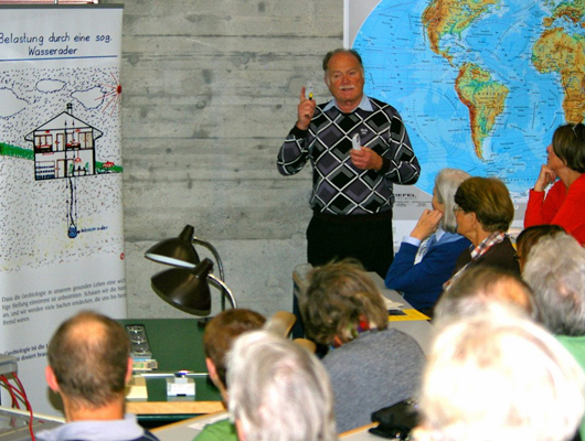 Ingenieur Hans Kauer beim Vortrag über seine Arbeit als «Wasserschmöcker» im November 2013. (Bild: zvg)