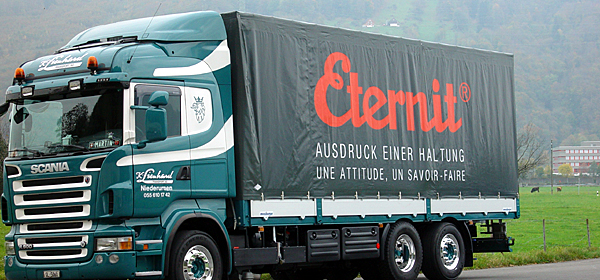 Eternit (Schweiz) AG dank Blache immer mit K. Lienhard Transport AG Transporten unterwegs