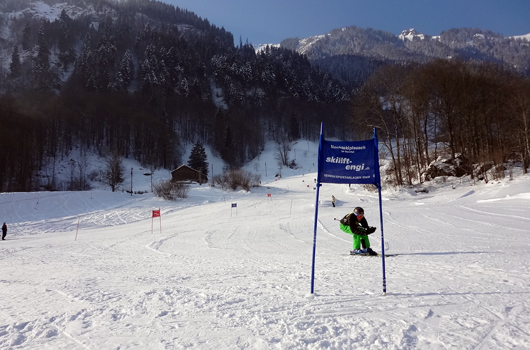 Nach Jahren konnte das traditionelle Skirennen der turnenden Vereine Matt/Engi sowie dem Skiclub Weissmeilen und dem Sportclub Matt wieder einmal in Engi ausgetragen werden. (Bilder: zvg)