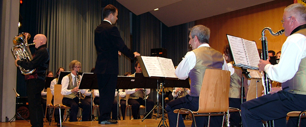 Steven Read als Starsolist am Galakonzert der Harmoniemusik Niederurnen-Ziegelbrücke unter der Leitung von Dominic Uehli. (Bild: al.)