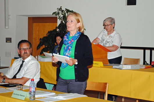 Ann-Kristin Peterson befürwortet als Präsidentin der BRVK den Kredit für einen Hochwasserschutz in Oberurnen. Im Hintergrund Vizepräsidentin Gret Menzi und links Büromitglied Hanspeter Hertach. (Bilder: a.lombardi) An der letzten Sitzung der Amtsperiode 2010–2014 verabschiedet das Parlament Glarus Nord auch diverse Jahresrechnungen.