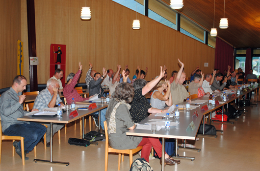 Das Parlament von Glarus Nord stimmt der Entschädigungsfrage zu. (Bilder: a.lombardi) Die Sitzung steht unter der Leitung von Cornelia Schmid aus Bilten.