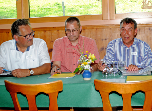 Blick auf den Vorstandstisch (von links): mit Hanspeter Hertach