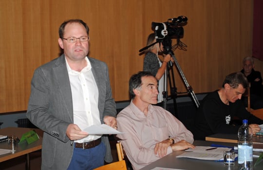 Präsident Adrian Hager erläutert die Stellungnahme und die Anträge der FAK. (Bild: a.lombardi)