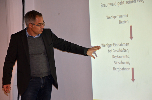 Verwaltungsratpräsident der Sportbahnen Braunwald bei seinen Ausführungen zu «Braunwald 2020». (Bilder: ehuber) Urs Kreis