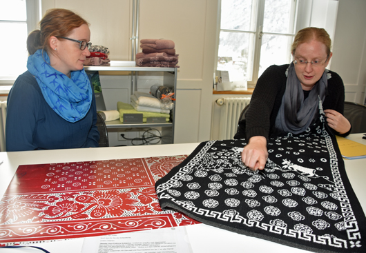 Ursula Freitag (rechts) und Erika Zimmermann zeigen die verschiedenen Aspekte des eigenen Glarnertuchs. (Bild: jhuber)