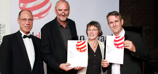 Das Designerehepaar Ingo und Margarete Fitzel (Mitte) und Daniel Hauri von der Eternit (Schweiz) AG (rechts) bei der Urkundenverleihung in Essen. (bild: zvg.) Das prämierte Pflanzengefäss D’Art (bild: zvg.)