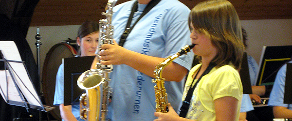 Eine junge Musikantin zeigt am Saxophon ihr Können. (Bild: zvg)