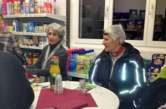 In Rosi’s Dorfladen in Engi fand ein Abendverkauf mit Vorstellung von Mathias Zopfi und Marianne Lienhard statt