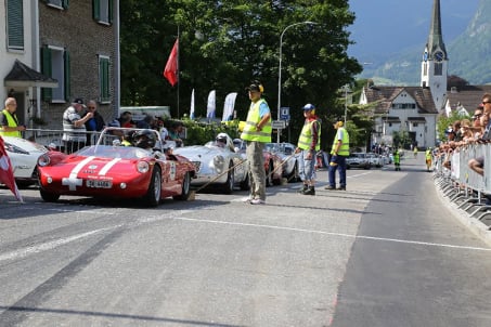 Die Fahrer der historischen Rennfahrzeuge werden am 5. und 6. Juni 2021 ihre Motoren am Start beim Restaurant Waid in Mollis wieder dröhnen lassen. (Bild: Franz Leupi)