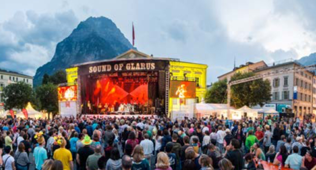 Das 8. Stadt-Open-Air «Sound of Glarus» sorgt vom 27. bis 29. August 2015 für heisses Pflaster auf dem Glarner Rathausplatz. (Bilder: Kanton Glarus