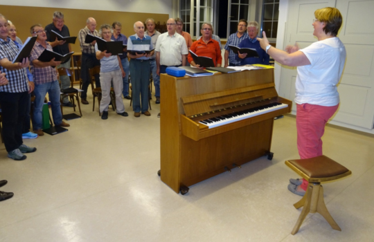 Der Männerchor Hätzingen-Luchsingen beim intensiven Proben für das Herbstkonzert