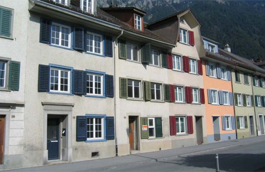 Im Glarnerland zeugen zahlreiche Arbeitersiedlungen aus dem 19. Jahrhundert – wie am Kirchweg in Ennenda – von der industriellen Herkunft der Glarner. (Bild: Kanton Glarus