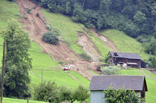 die einen Eindruck des Ausmasses der Überschwemmungen und der Erdrutsche in Glarus Nord dokumentieren. (Bilder: Jürg Huber)