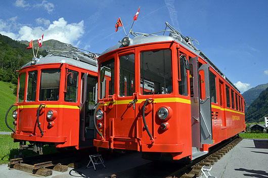 Endlich wieder zu Hause; die beiden Triebwagen Nr. 5 und Nr. 6. (Bilder: e.huber) Präsident vom Verein Sernftalbahn