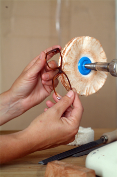 Handgemachte Brillen von Tsiounis für anspruchsvolle Brillenträger/-innen. (Bild: zvg)