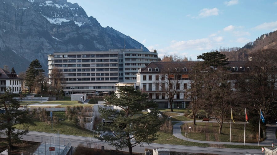 Kantone sollen ihre Spitäler (im Bild Kantonsspital Glarus) planen und Tarife mitbestimmen können ( • Foto: KSGL)