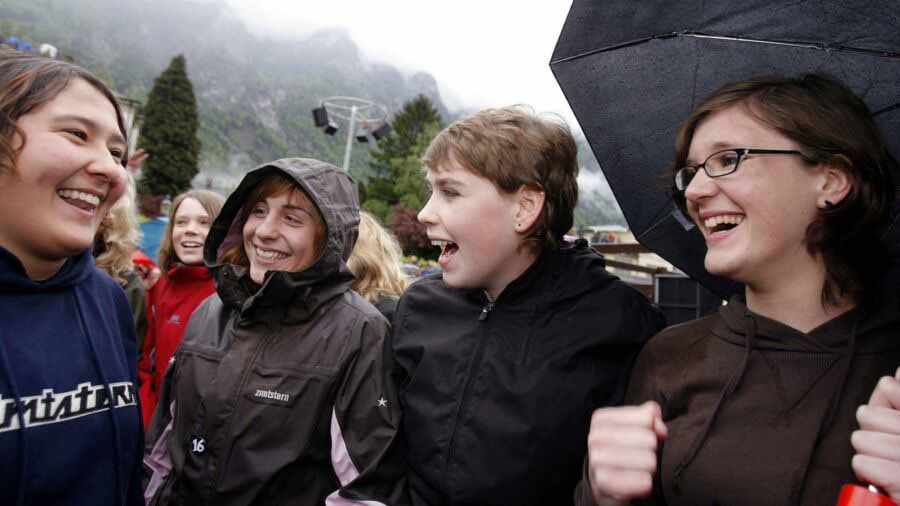 Überschäumende junge Freude nach dem Ja zum Stimmrechtsalter 16 (• Foto: Ehrenzeller, Keystone)