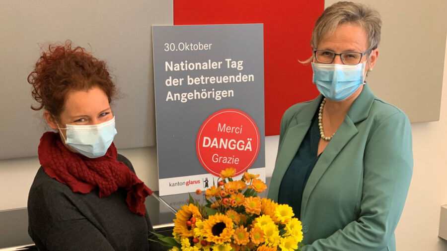 Im Namen des Kantons und aller Gesundheits-organisationen sagen Sabine Steinmann und Annarös Streiff (KOGE) von Herzen Danggä (• Foto: Tapir)