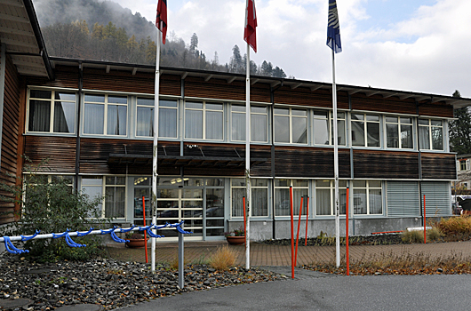 Das Einwohneramt ist ab 1. Januar 2011 an zentraler Lage im Gebäude des Strassenverkehrsamtes Schwanden. (Bild: Edi Huber)