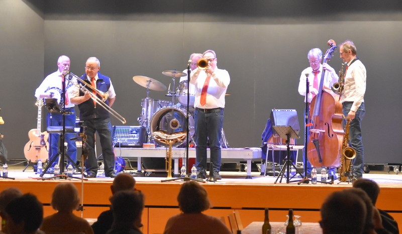 Impressionen vom Jazzabend im Gemeindezentrum Schwanden mit der ENSON JAZZBAND (Bilder: martin c.mächler)