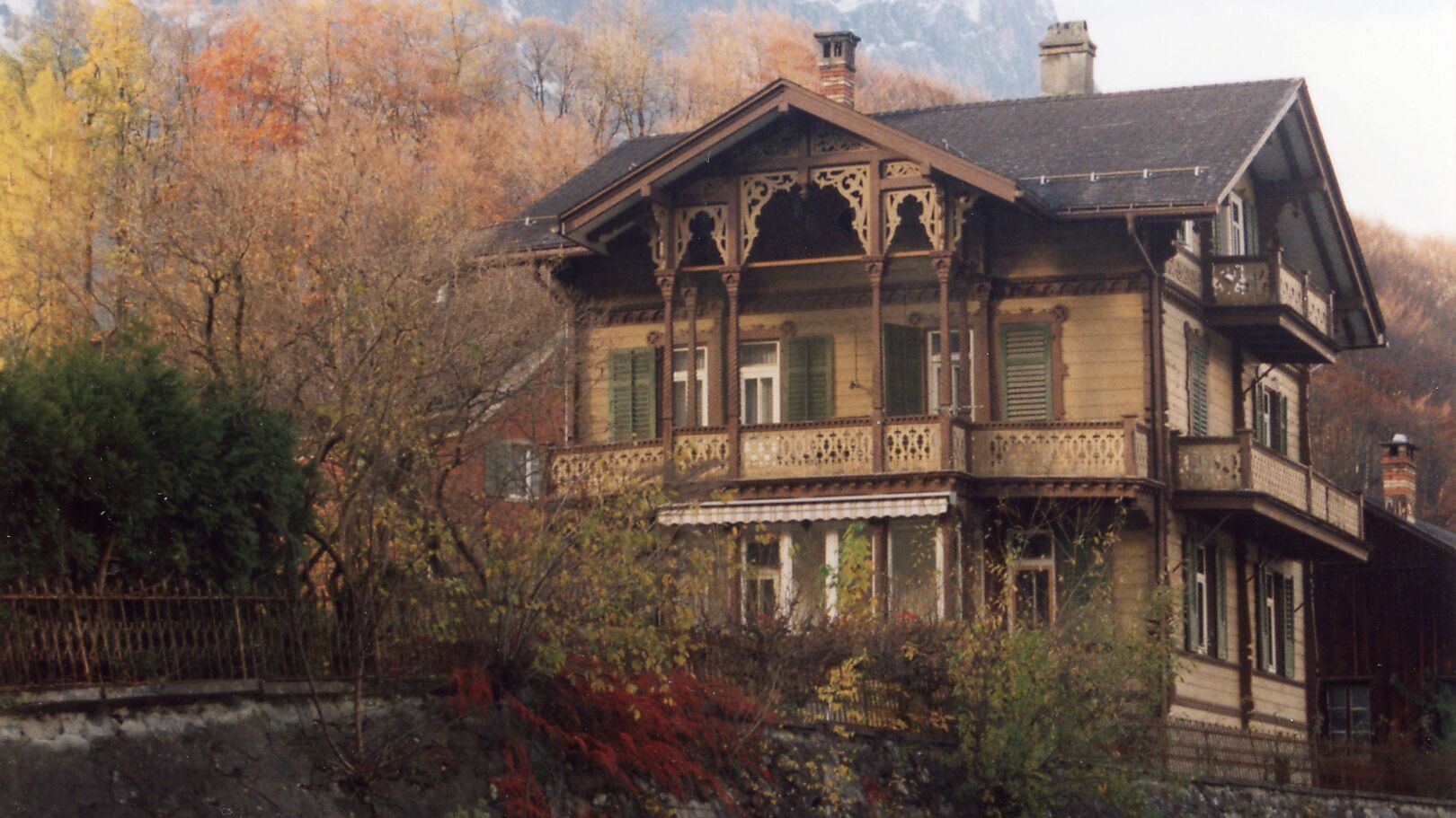 Das Chalet im Schweizerhausstil in Schwanden ist ein im Kanton seltener Zeitzeuge des Heimatstils zu Beginn des 20. Jahrhunderts • (Foto: zvg)