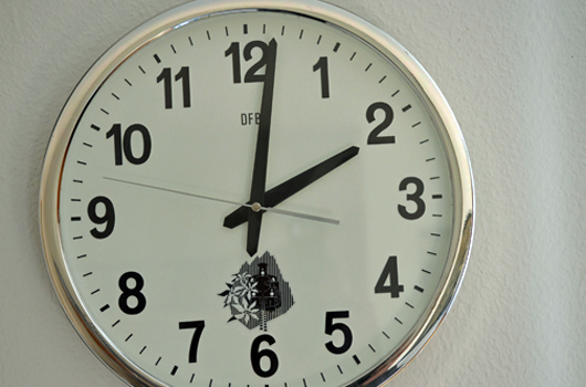 Nicht vergessen: Vom Samstag auf Sonntag müssen die Uhren zurückgestellt werden! (Bild: ehuber)